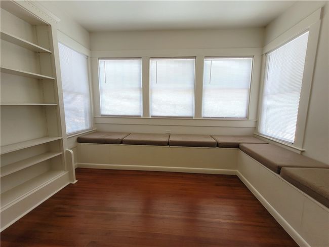 Sun-room with built-in bookshelf | Image 10