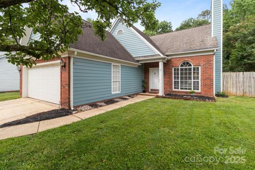 8906 Pickering Grove Ln, Charlotte, NC, 28216-1687 | Card Image