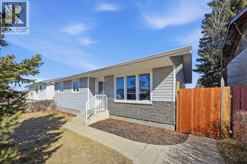 5244 42 St, Innisfail, AB, T4G1K3 | Card Image