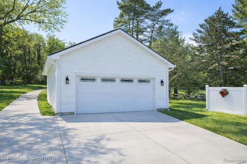 5612 Bullard Rd, Fenton, MI, 48430-9408 | Card Image