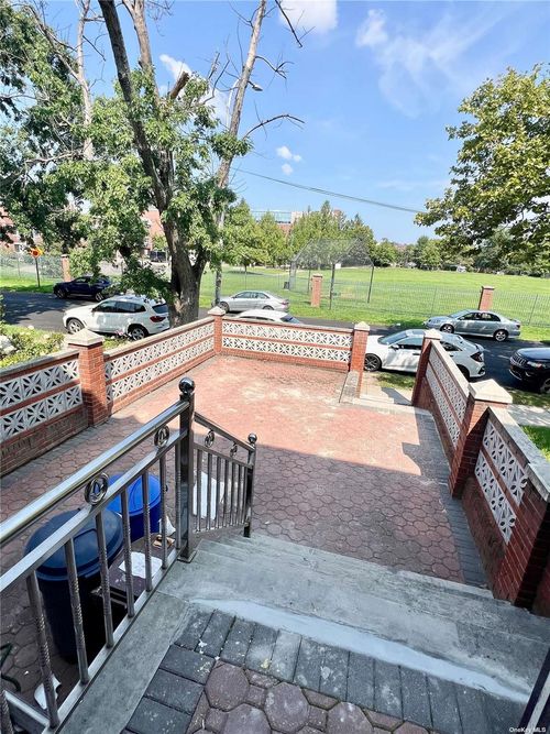 150 76th Rd, Flushing, NY, 11367-3141 | Card Image