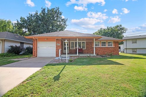 823 E English Ct, Derby, KS, 67037-1306 | Card Image