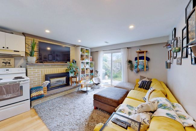 B - 39 Portland Cres, Home with 2 bedrooms, 3 bathrooms and 2 parking in Newmarket ON | Image 6