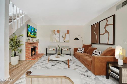1824 E Avenida De Las Flores, Thousand Oaks, CA, 91360-3103 | Card Image
