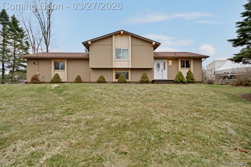 1365 Thistleridge Dr, Holly, MI, 48442-9605 | Card Image