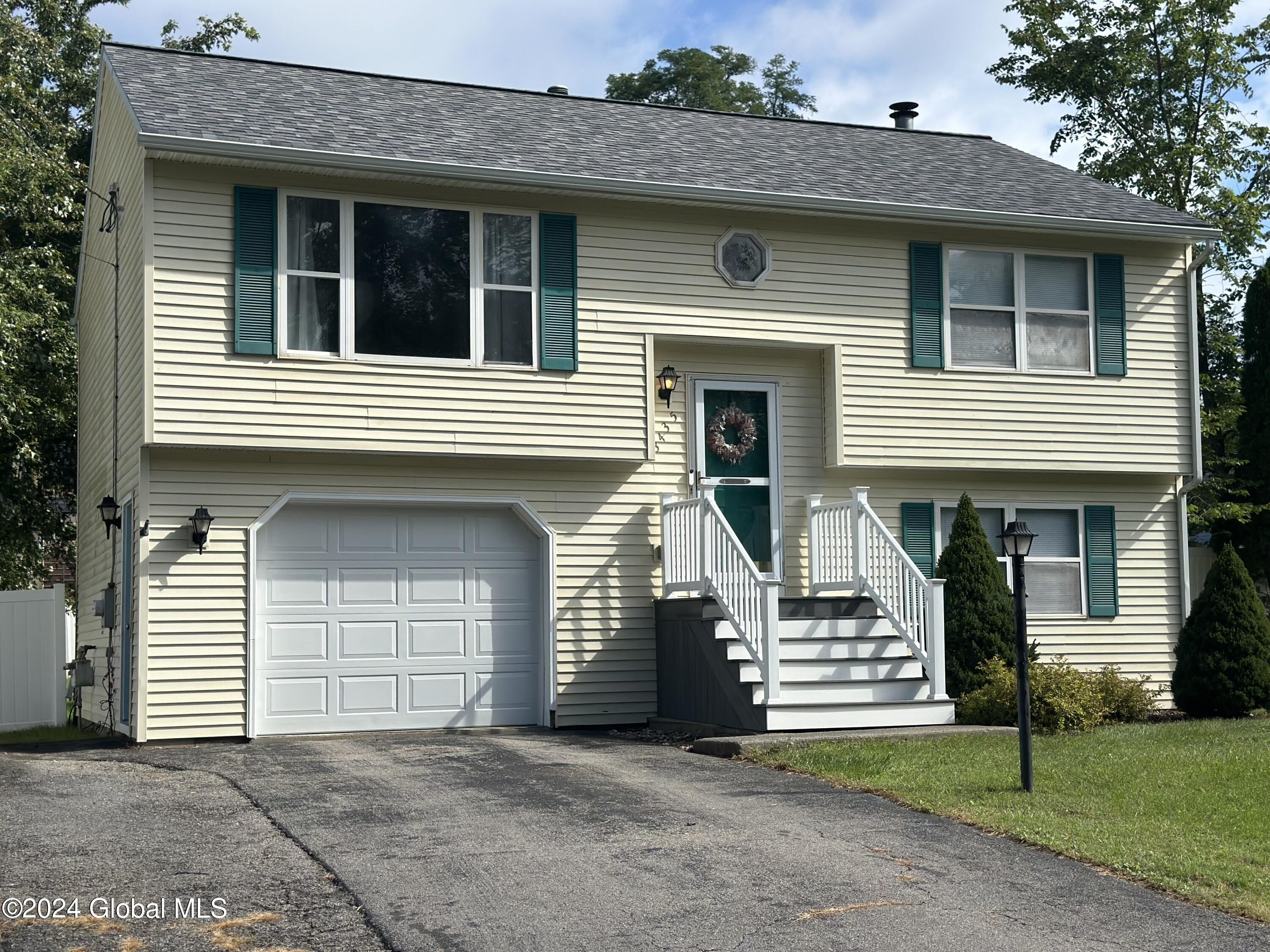 Maryvale Dr, Schenectady, NY 12304