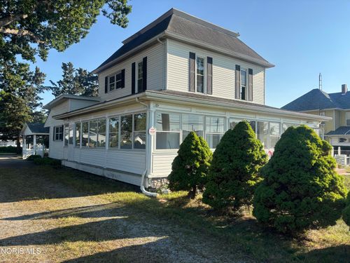 218 Chestnut St, Swanton, OH, 43558-1304 | Card Image