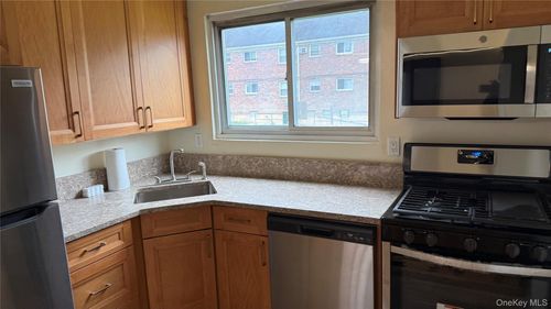 2-955 Fenwood Dr, Valley Stream, NY, 11580-1706 | Card Image