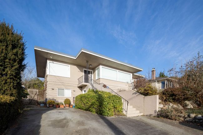 1245 Esquimalt Avenue, House other with 4 bedrooms, 2 bathrooms and null parking in West Vancouver BC | Image 1