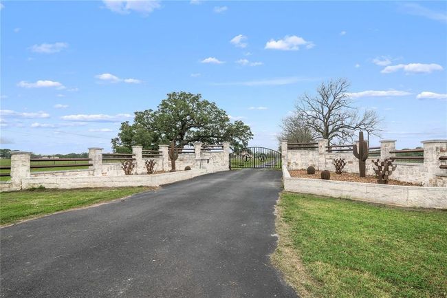 9474 Fm 524 Rd, Home with 5 bedrooms, 5 bathrooms and 3 parking in Sweeny TX | Image 4