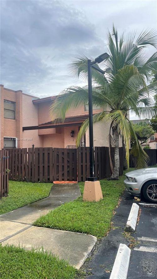 apt-205-575 W Park Dr, Miami, FL, 33172-5339 | Card Image