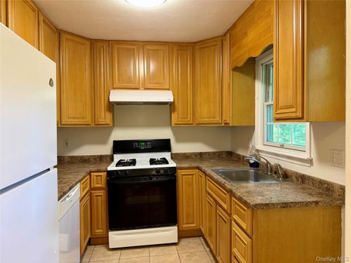 7 Gables Ct, Dix Hills, NY, 11746-4852 | Card Image