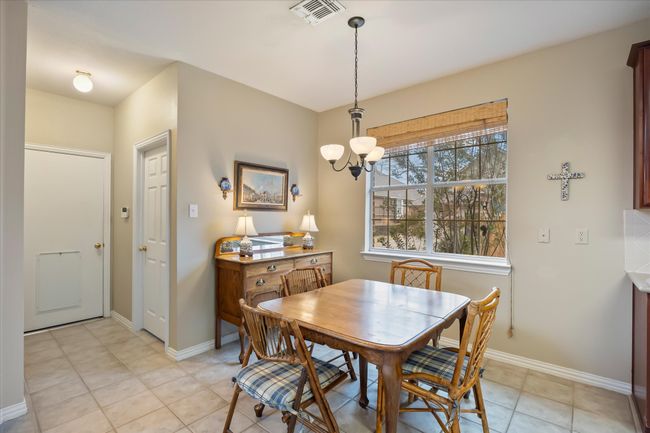 Cozy breakfast area | Image 23