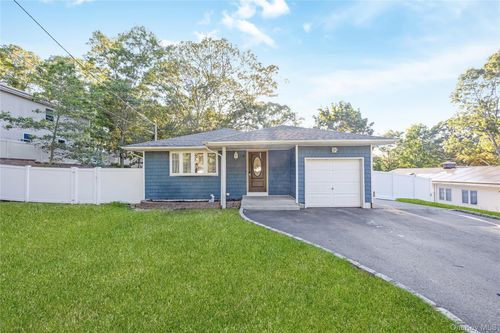 16 Hillside Rd, Farmingville, NY, 11738-1602 | Card Image