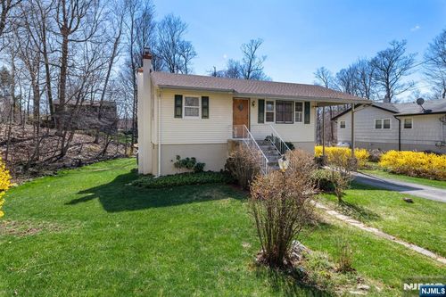 6 Jay Rd, Highland Lakes, NJ, 07422-1039 | Card Image