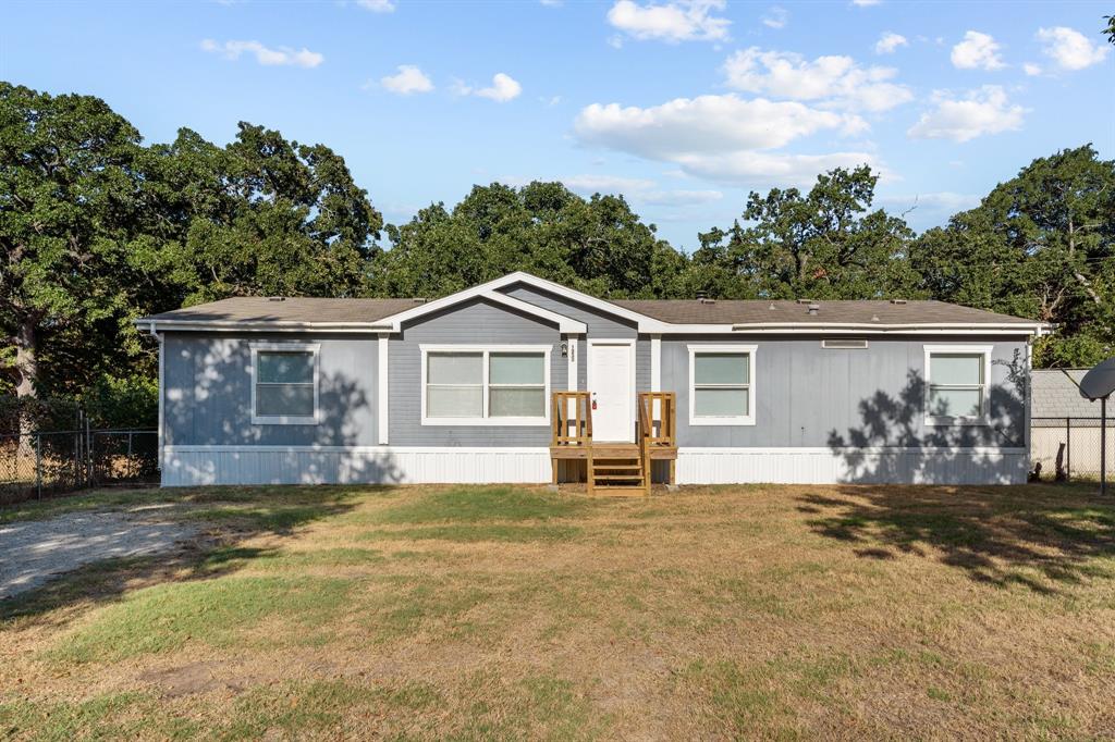 Lindale Ter, Azle, TX 76020