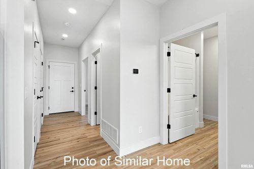 529 N 4th Ave, Eldridge, IA, 52748-1370 | Card Image