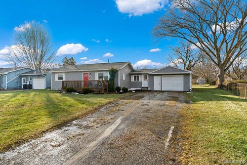 2072 Sandalwood Dr, Burton, MI, 48519-1136 | Card Image