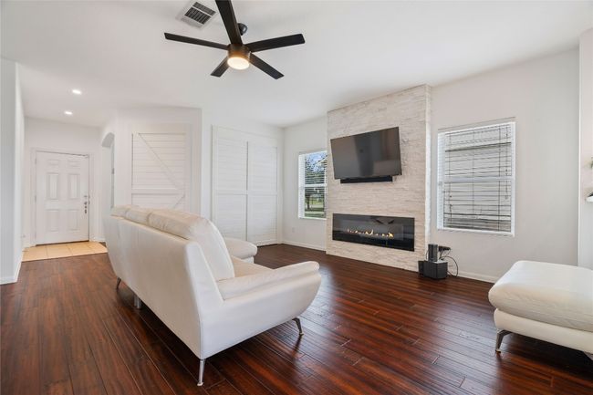 336 Waterloo Dr, House other with 3 bedrooms, 2 bathrooms and 4 parking in Kyle TX | Image 6
