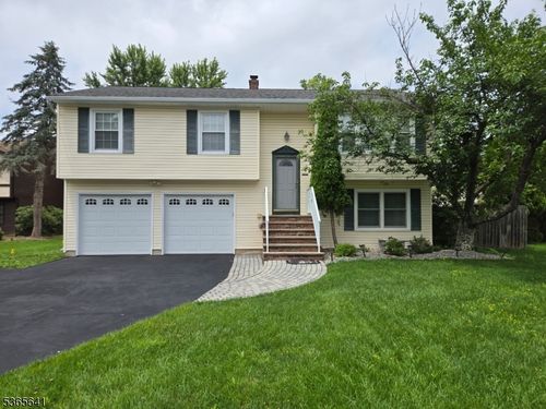 9 Village Ct, Flemington, NJ, 08822-1572 | Card Image