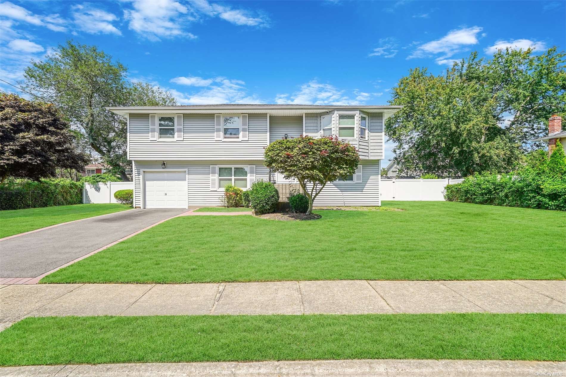 Beldon Ln, Bay Shore, NY 11706