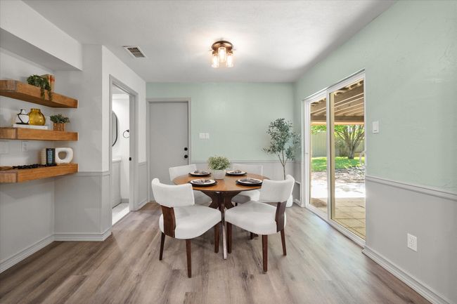 Convenient eat-in kitchen! | Image 11