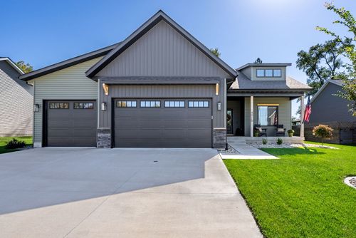 4915 Willow Cir, Davenport, IA, 52806-2359 | Card Image