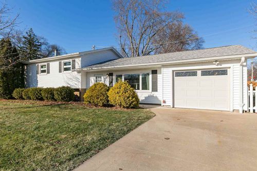 1705 Elmwood Dr, Bettendorf, IA, 52722-3727 | Card Image