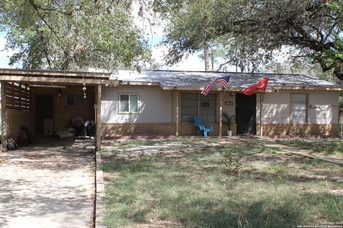 400 Mockingbird Ln, Devine, TX, 78016-1310 | Card Image