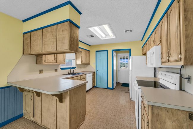261 Rabbit Hl, House other with 3 bedrooms, 2 bathrooms and null parking in Lorena TX | Image 4