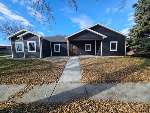 811 S Saunders Ave, Sutton, NE, 68979-2047 | Card Image