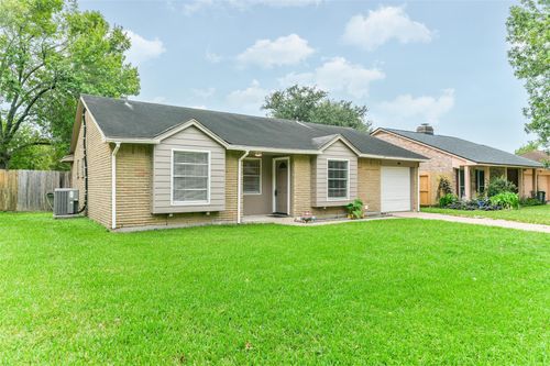 104 Brigadoon Ln, Friendswood, TX, 77546-3722 | Card Image