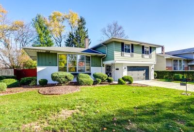 Tri-level home with a garage and a front lawn | Image 1