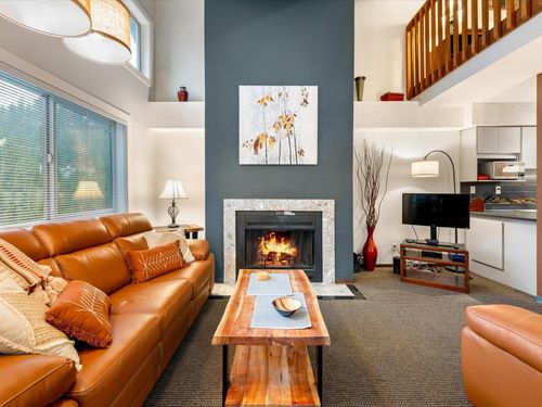 320-2021 Karen Cres, Whistler, BC, V8E0H1 | Card Image