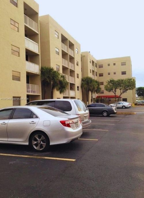 404-8185 Nw 7th St, Miami, FL, 33126-4052 | Card Image