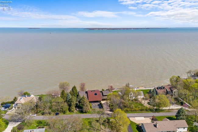 4917 E Cliff Rd, House other with 3 bedrooms, 5 bathrooms and 2 parking in Port Clinton OH | Image 96