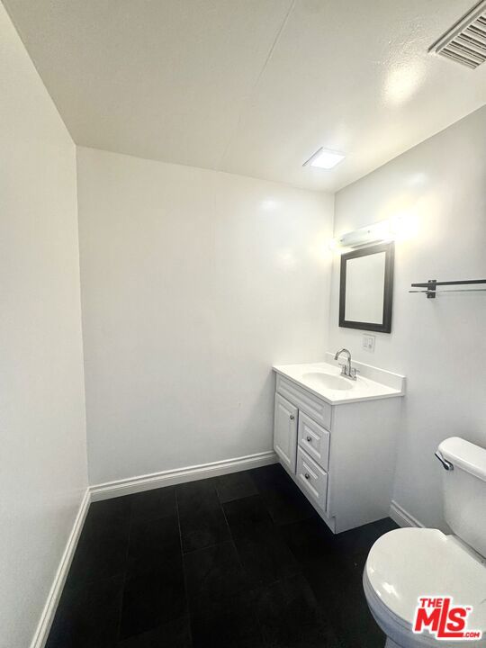 Commercial Lease in North Hollywood 4