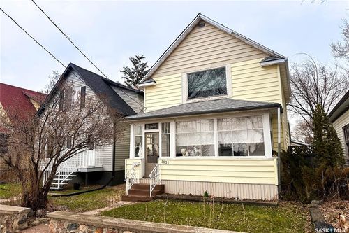 1037 3rd Ave Ne, Moose Jaw, SK, S6H1E6 | Card Image
