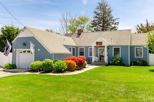 816 Main St, Islip, NY, 11751-3618 | Card Image