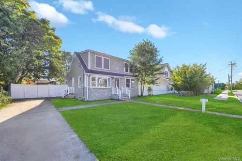 259 35th St, Lindenhurst, NY, 11757-2643 | Card Image