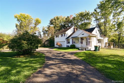 29693 Medbury St, Farmington Hills, MI, 48336-2128 | Card Image