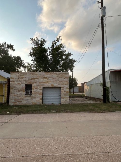 122 W Milam Ave, Rockdale, TX, 76567-2871 | Card Image