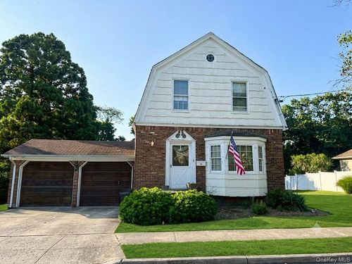32 Aldred Ave, Rockville Centre, NY, 11570-6017 | Card Image