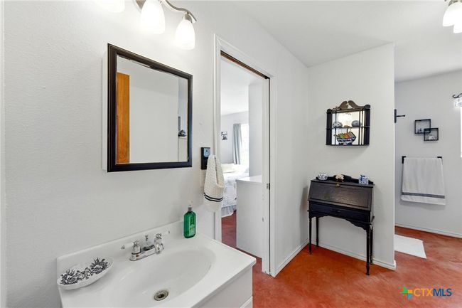Guest bath main house | Image 20
