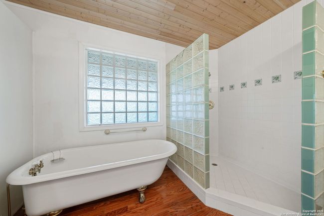 388 Oak Trl, House other with 3 bedrooms, 5 bathrooms and null parking in Pipe Creek TX | Image 18