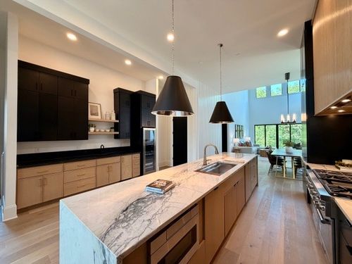 a-3916A Caylor Dr, Nashville, TN, 37215-2402 | Card Image