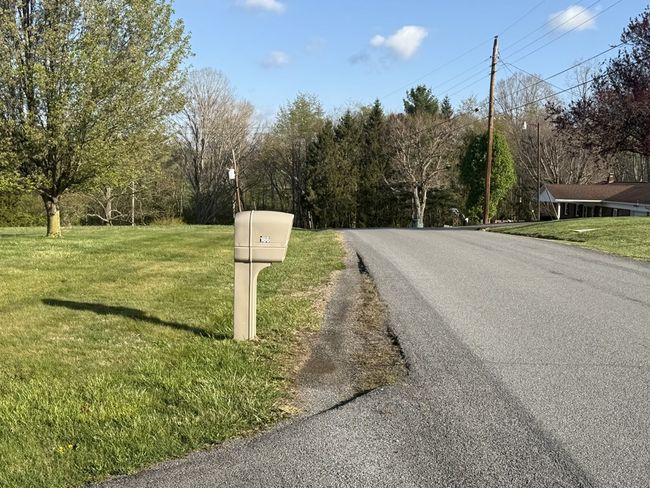 186 Summit Dr, Home with 3 bedrooms, 2 bathrooms and null parking in Peterstown WV | Image 13