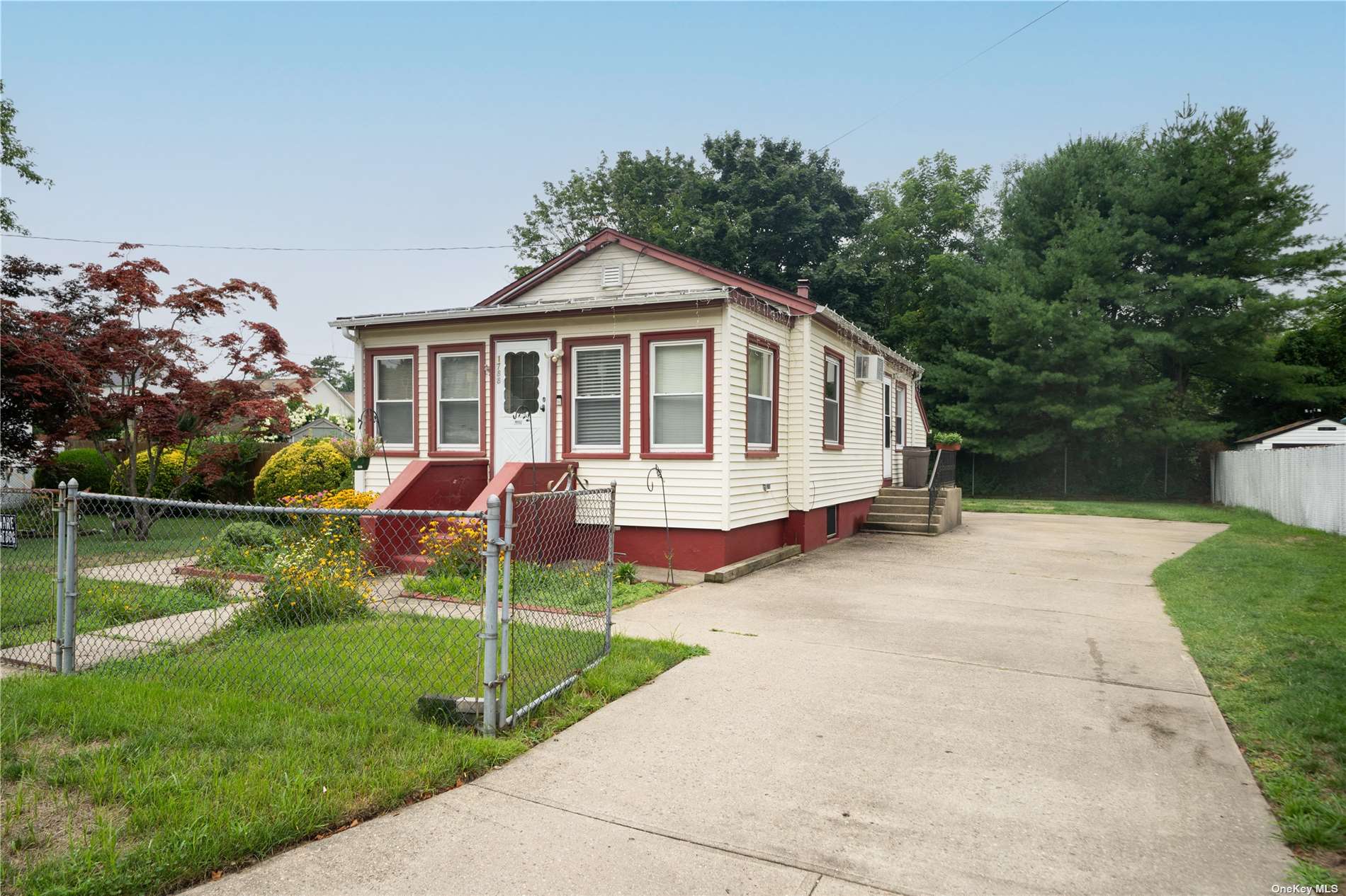 Wells Dr, Bay Shore, NY 11706