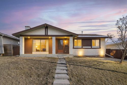 472 Cedarpark Drive Sw, Calgary, AB, T2W2J7 | Card Image