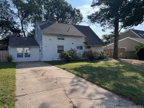 21 Bridge Ln, Hicksville, NY, 11801-4512 | Card Image